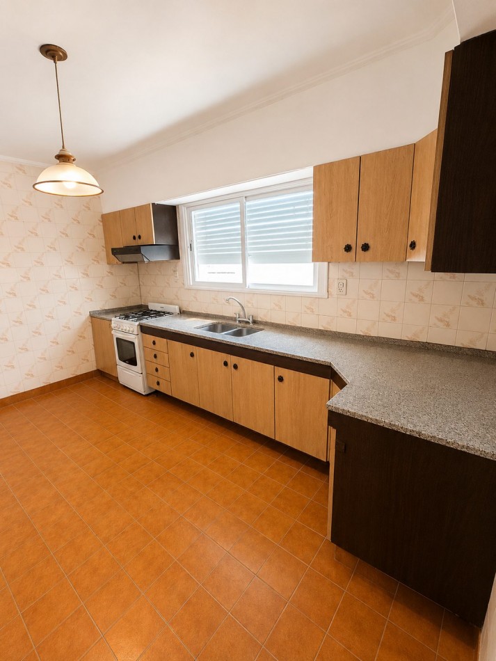Departamento amplio en Aristobulo del Valle al 3600