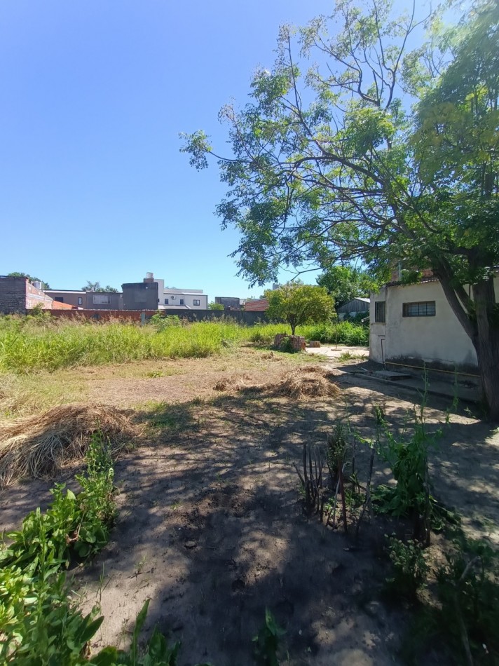 Llerena 2700 Propiedad de grandes dimensiones a la venta